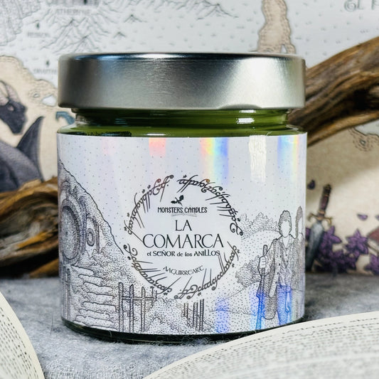 Vela "La Comarca" El Señor de los Anillos x @aaguirreart - Monsters Candles ® - Velas Literarias artesanas de soja 100% ecológica