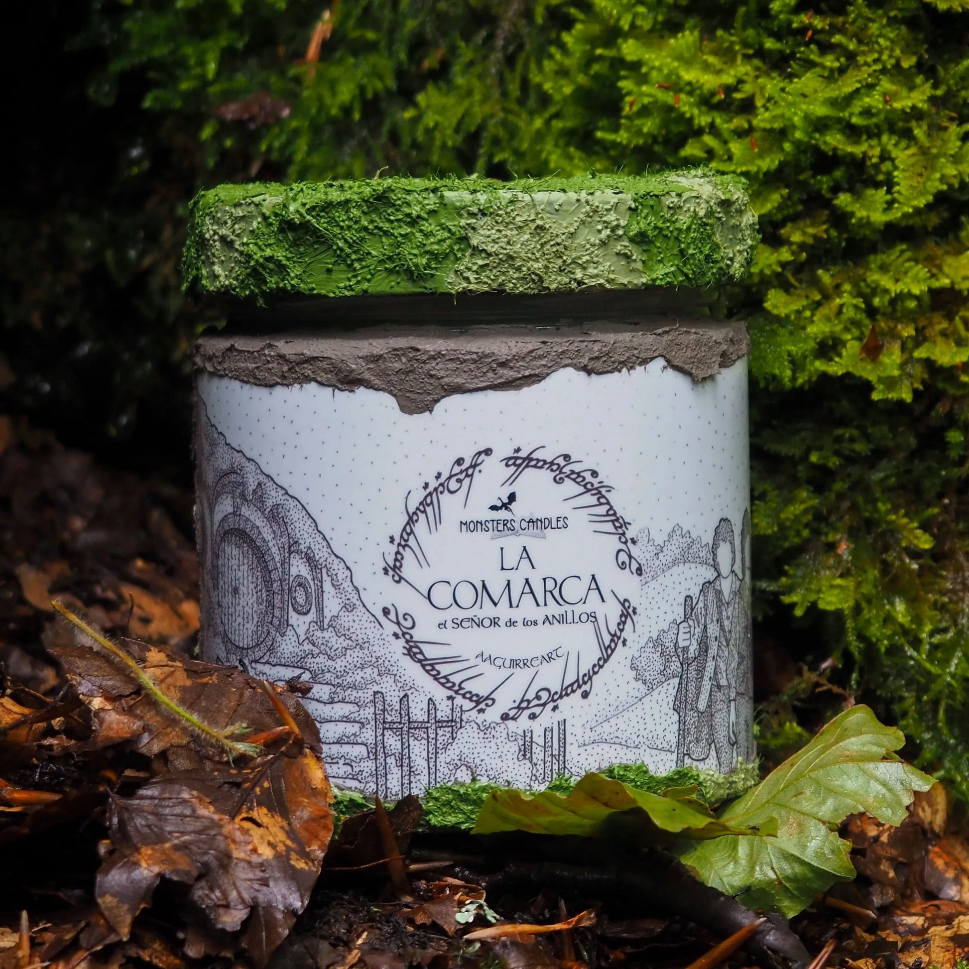 Vela "La Comarca" El Señor de los Anillos x @aaguirreart - Monsters Candles ® - Velas Literarias artesanas de soja 100% ecológica