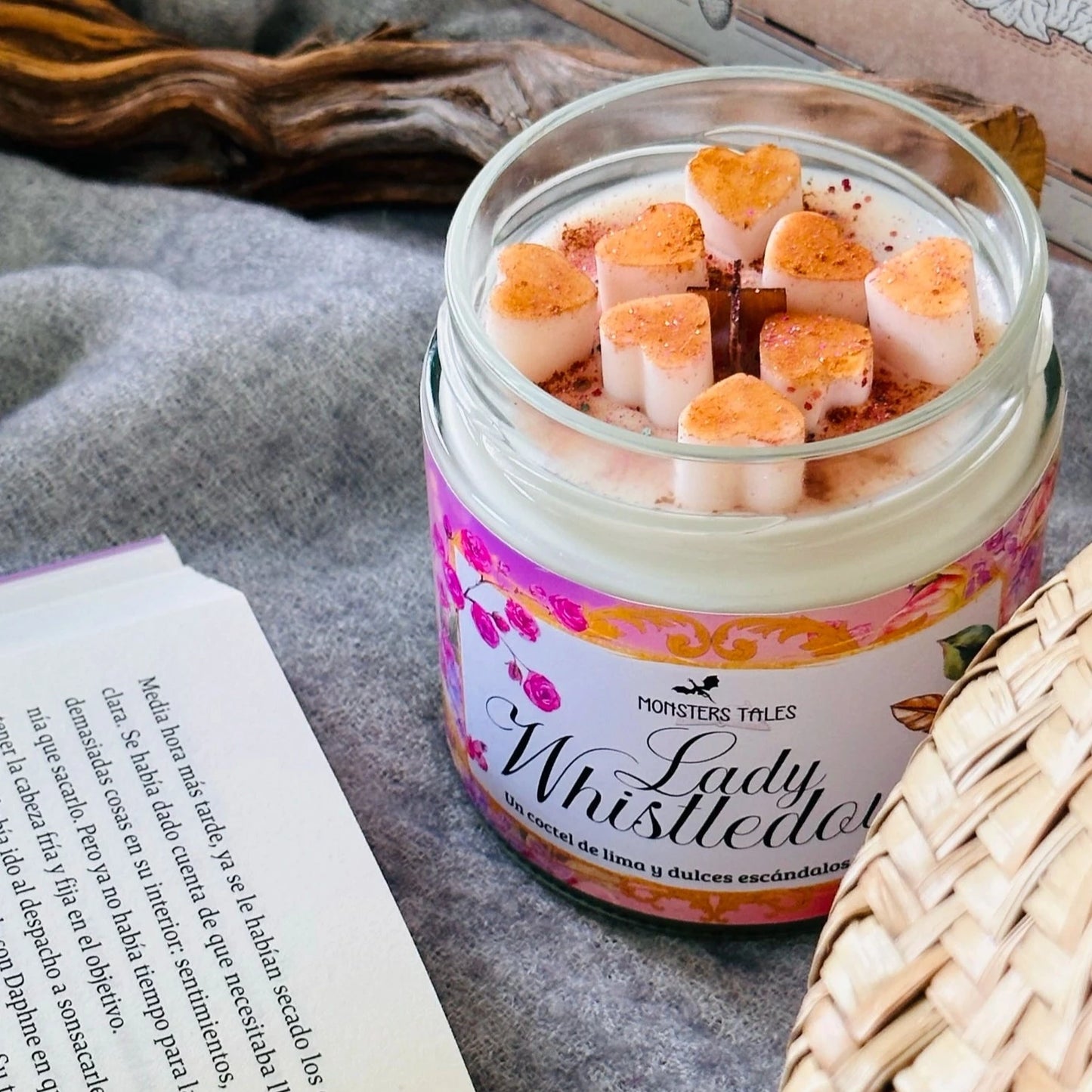 Vela “Lady Whistledown” Los Bridgerton - Monsters Candles ® - Velas Literarias artesanas de soja 100% ecológica