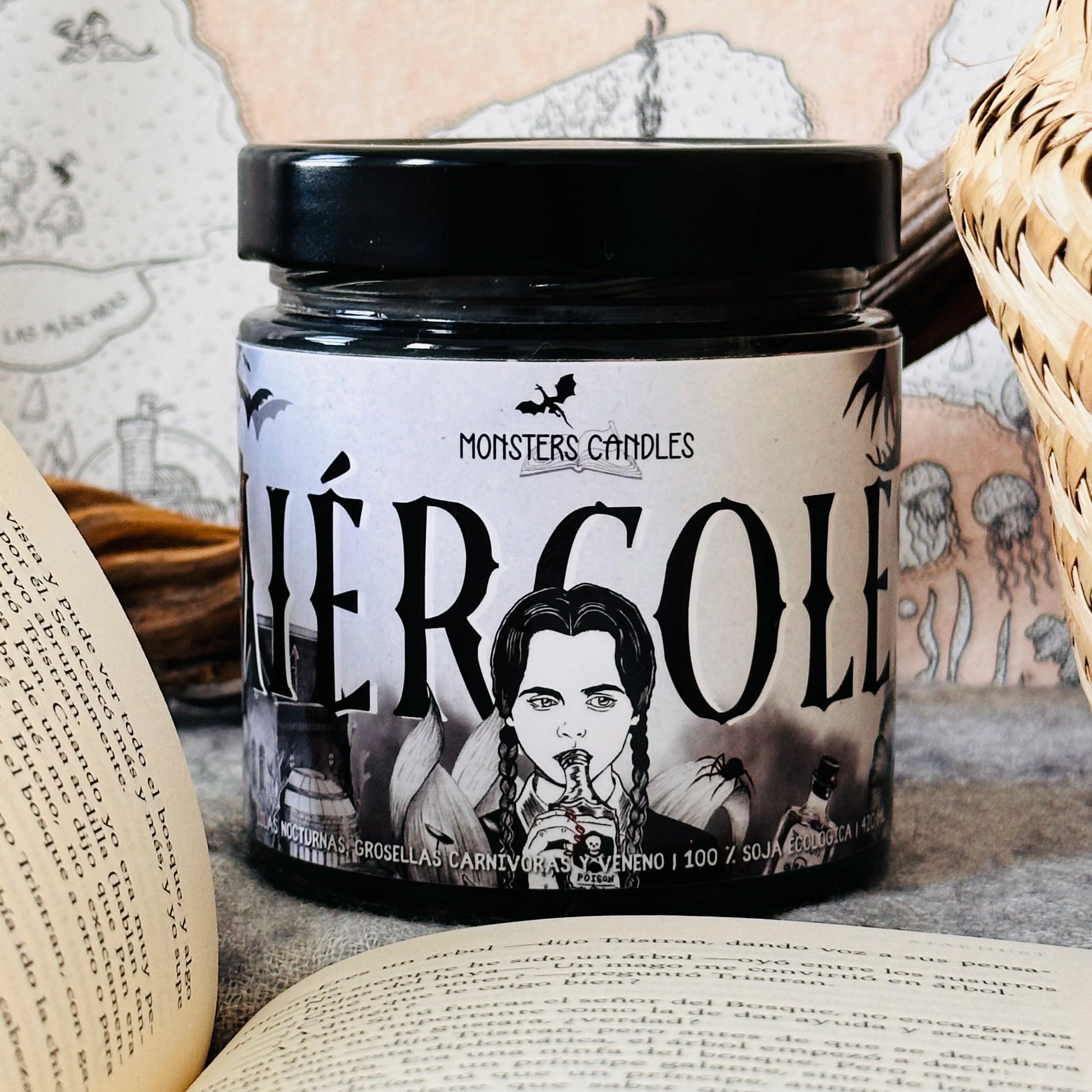 Vela “Miércoles Addams” - Monsters Candles ® - Velas Literarias artesanas de soja 100% ecológica