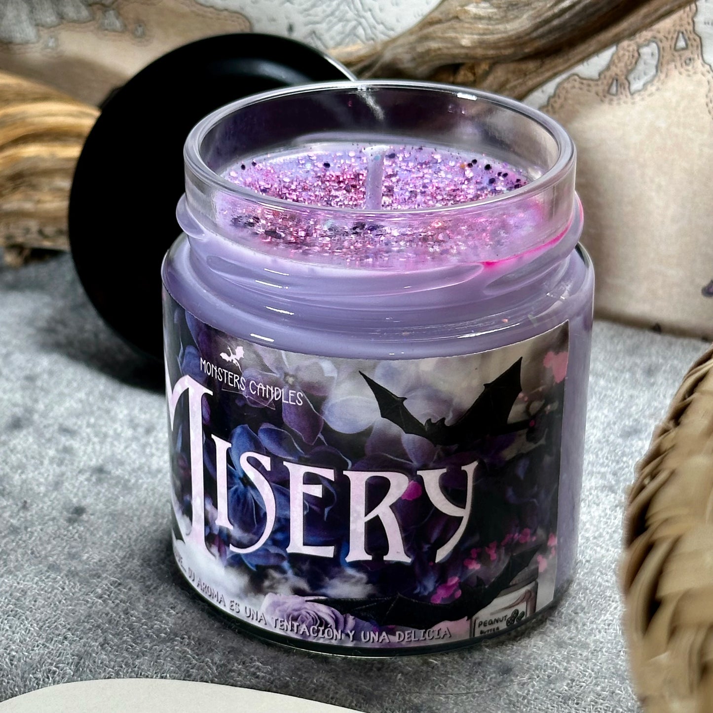 Vela “Misery” Ali Hazelwood - Monsters Candles ® - Velas Literarias artesanas de soja 100% ecológica