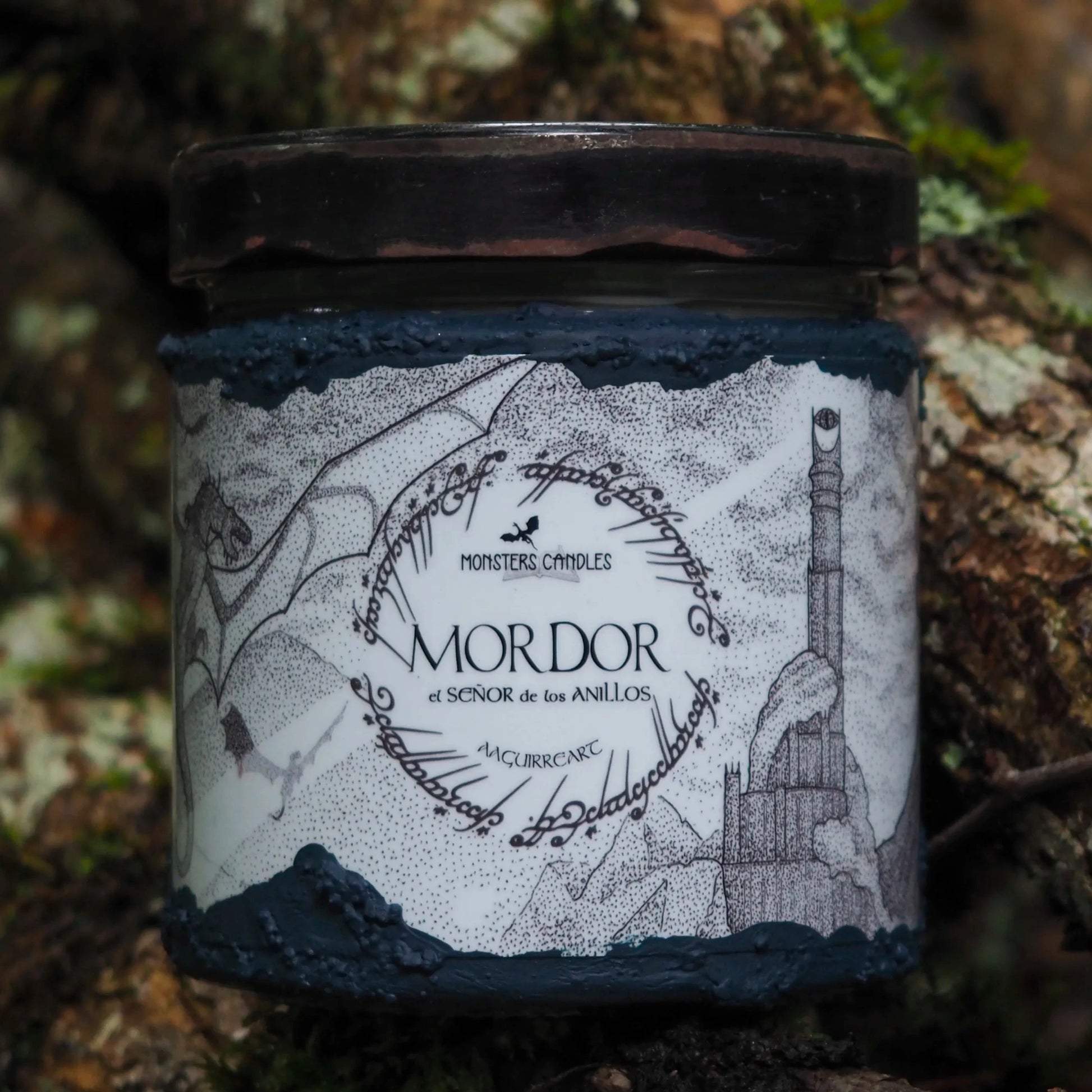 Vela "Mordor" El Señor de los Anillos x @aaguirreart - Monsters Candles ® - Velas Literarias artesanas de soja 100% ecológica