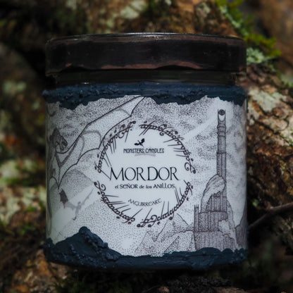 Vela "Mordor" El Señor de los Anillos x @aaguirreart - Monsters Candles ® - Velas Literarias artesanas de soja 100% ecológica