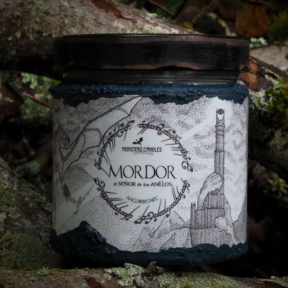 Vela "Mordor" El Señor de los Anillos x @aaguirreart - Monsters Candles ® - Velas Literarias artesanas de soja 100% ecológica