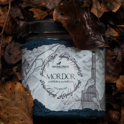 Vela "Mordor" El Señor de los Anillos x @aaguirreart - Monsters Candles ® - Velas Literarias artesanas de soja 100% ecológica