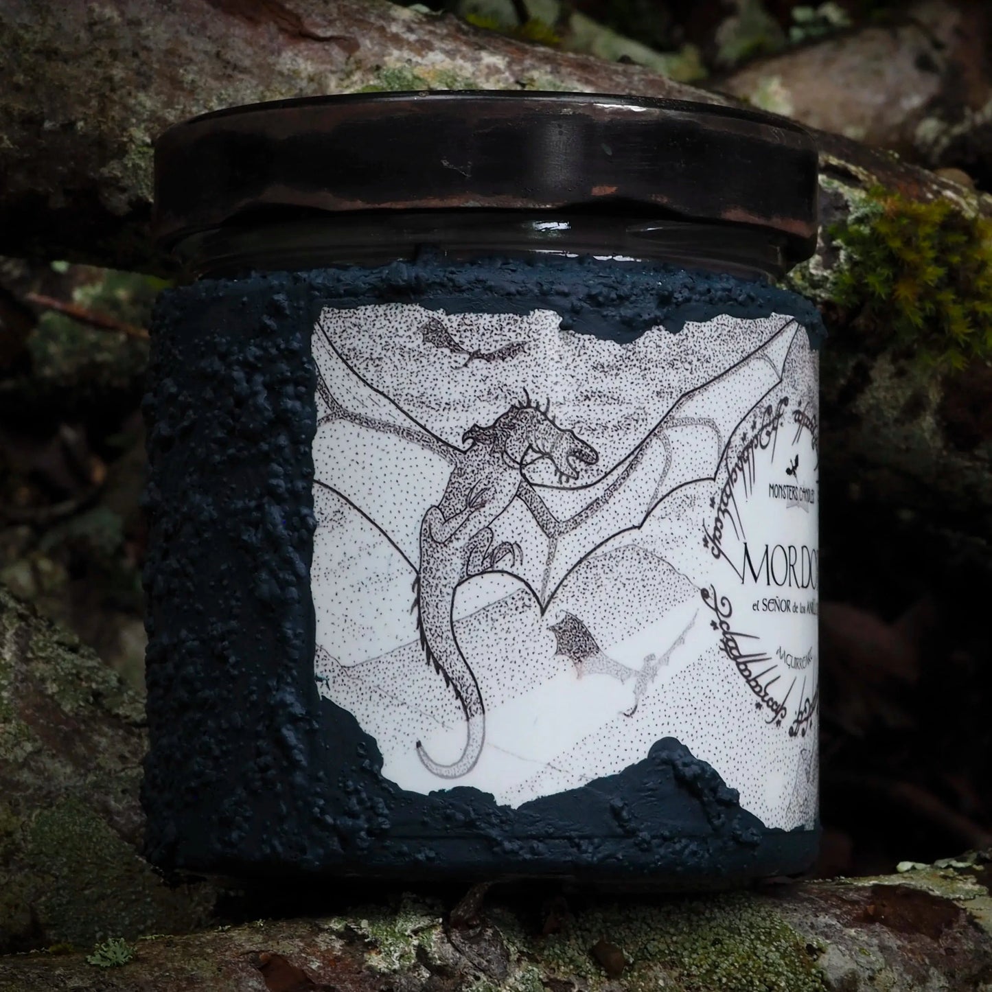 Vela "Mordor" El Señor de los Anillos x @aaguirreart - Monsters Candles ® - Velas Literarias artesanas de soja 100% ecológica