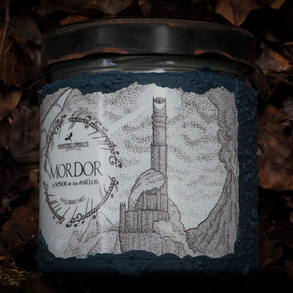 Vela "Mordor" El Señor de los Anillos x @aaguirreart - Monsters Candles ® - Velas Literarias artesanas de soja 100% ecológica