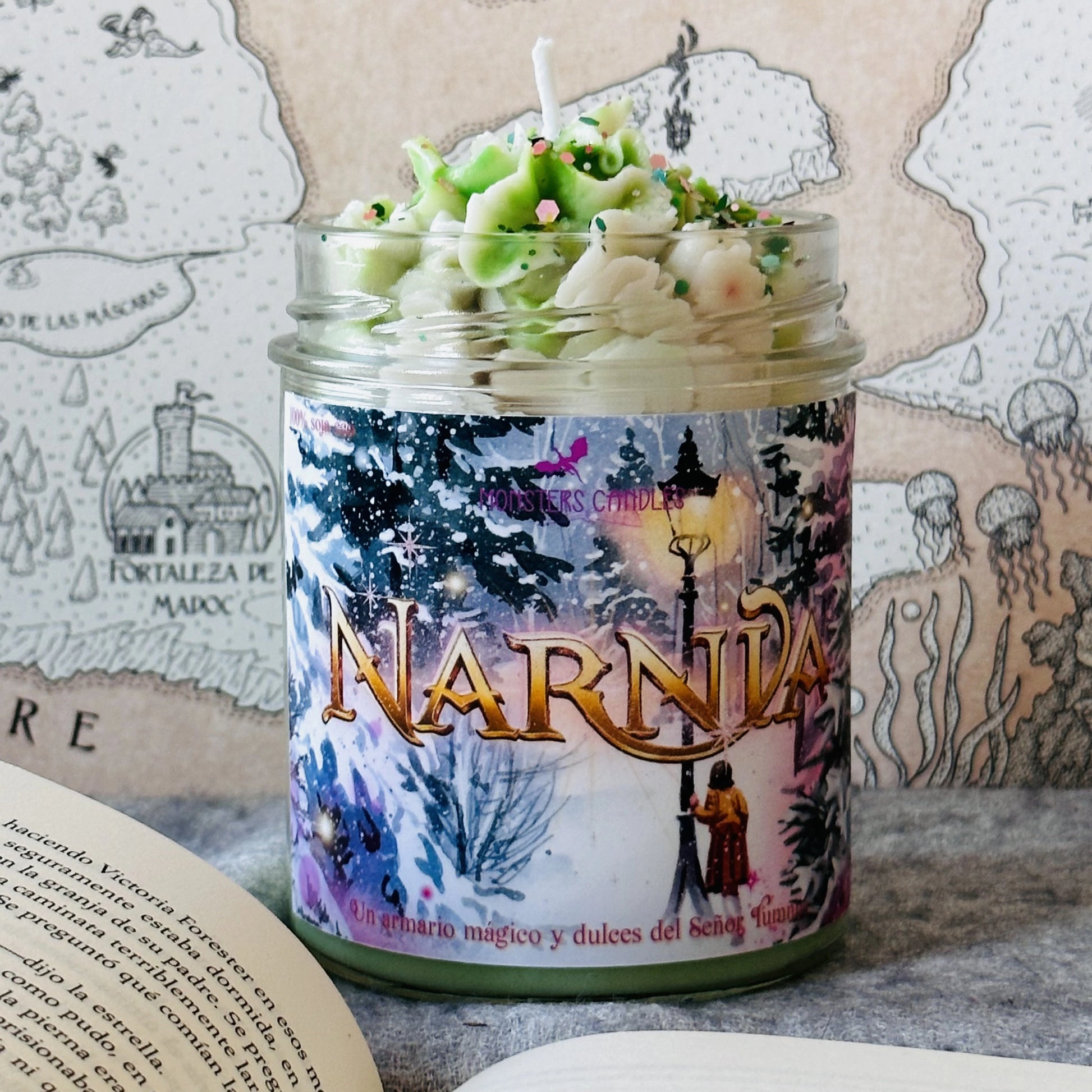 Vela “Narnia” Colección Navidad - Monsters Candles ® - Velas Literarias artesanas de soja 100% ecológica