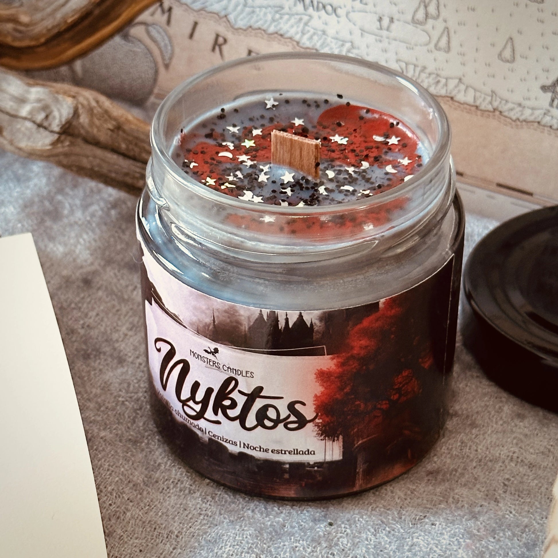 Vela “Nyktos” Una Sombra en las Brasas - Monsters Candles ® - Velas Literarias artesanas de soja 100% ecológica