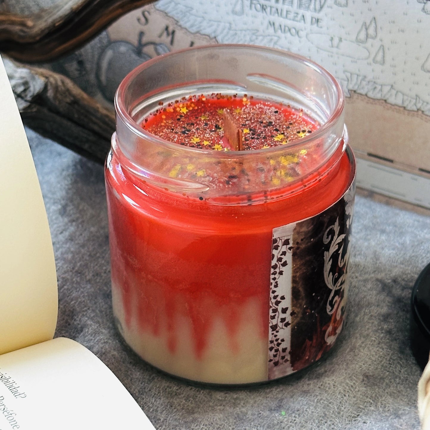 Vela “Seraphena” Una Sombra en las Brasas - Monsters Candles ® - Velas Literarias artesanas de soja 100% ecológica