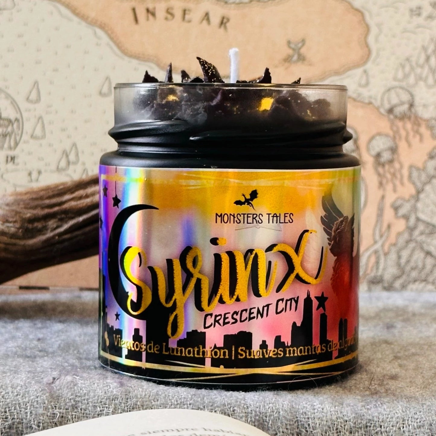 Vela “Syrinx” Ciudad Medialuna - Monsters Candles ® - Velas Literarias artesanas de soja 100% ecológica