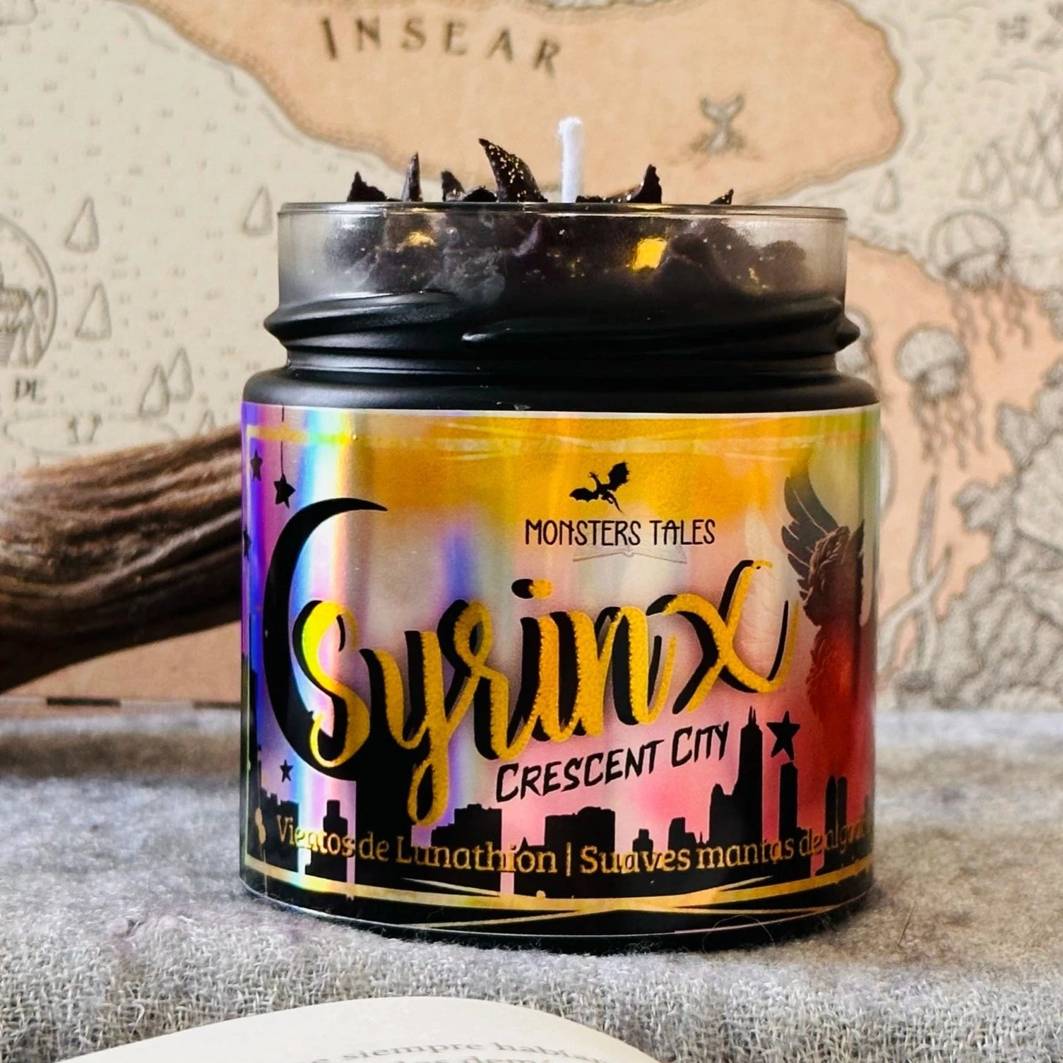 Vela “Syrinx” Ciudad Medialuna - Monsters Candles ® - Velas Literarias artesanas de soja 100% ecológica