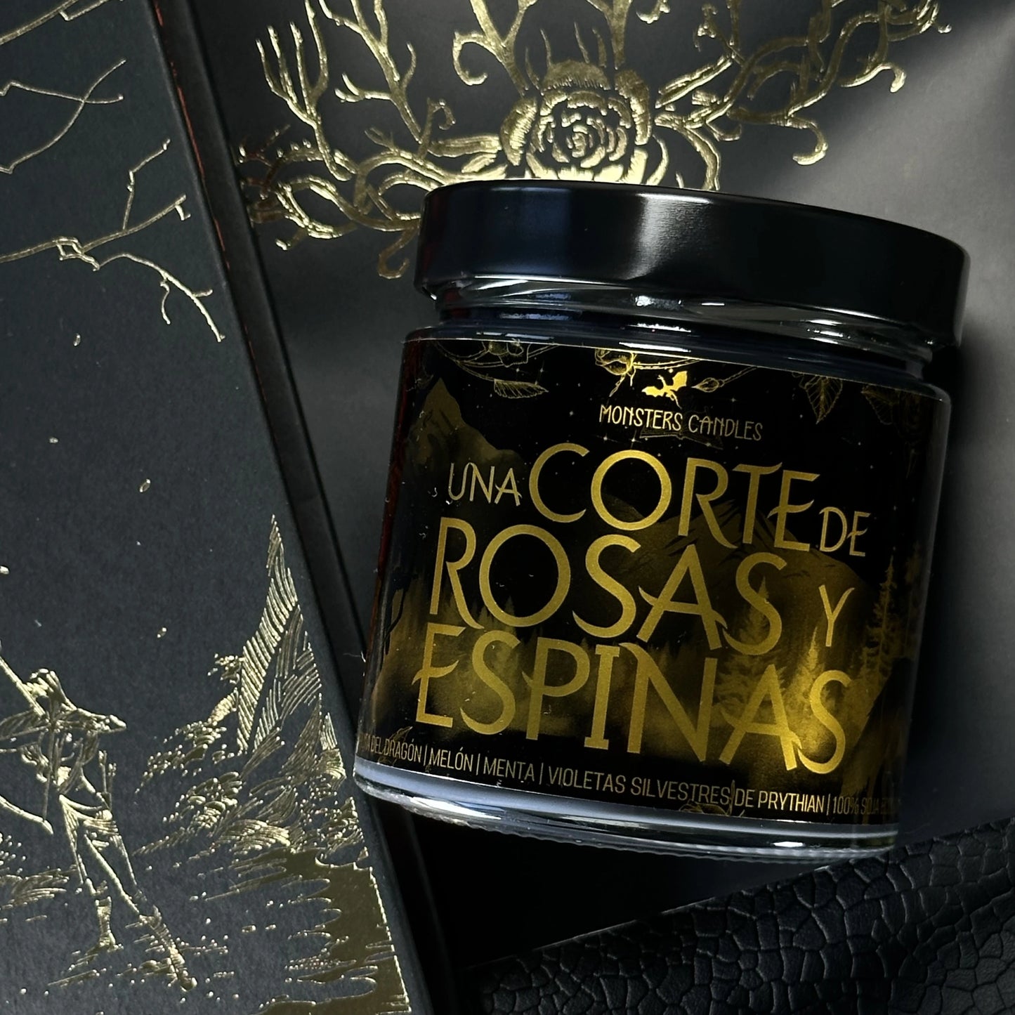 Vela "Una Corte de Rosas y Espinas” Edición Exclusiva - Monsters Candles ® - Velas Literarias artesanas de soja 100% ecológica